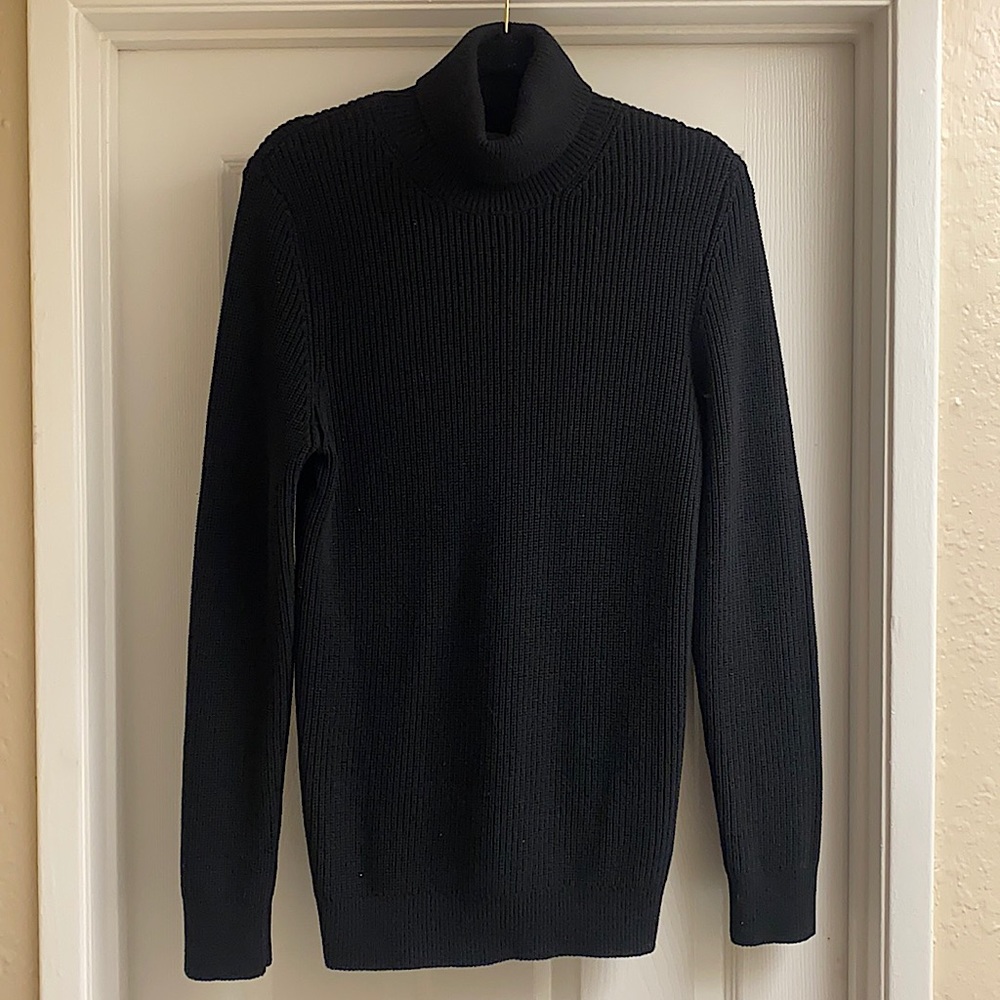 Turtleneck sweater in black.